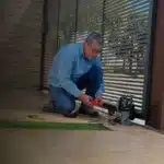 écnico da Valuz realizando manutenção e conserto do motor PPA de um portão de correr residencial em Londrina.