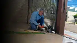 écnico da Valuz realizando manutenção e conserto do motor PPA de um portão de correr residencial em Londrina.