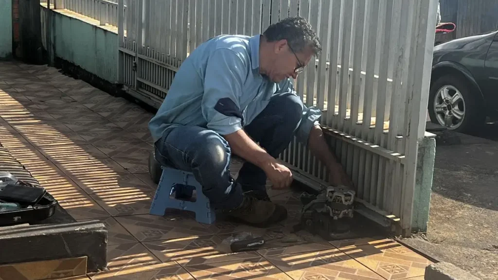 Motor de portão eletrônico com problema e sujeira no trilho em Londrina