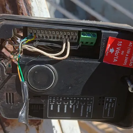 Interfone aberto durante diagnóstico da fiação