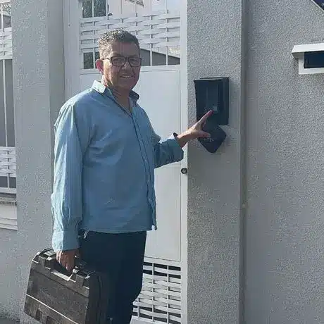 Técnico da Valuz em atendimento de interfone residencial